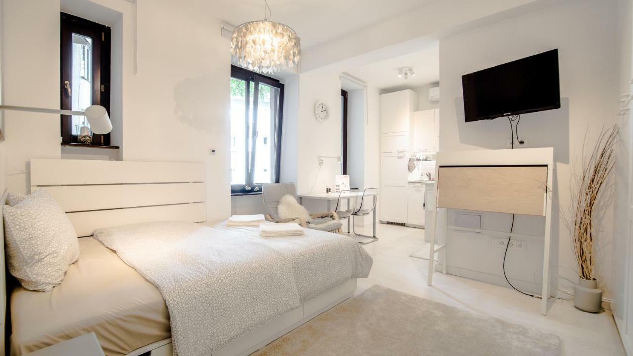 White Apartments With Ac By Kovee Μπρατισλάβα Δωμάτιο φωτογραφία
